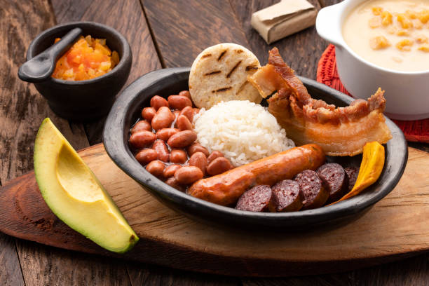 bandeja paisa, piatto principale della tradizione colombiana - bandeja paisa foto e immagini stock