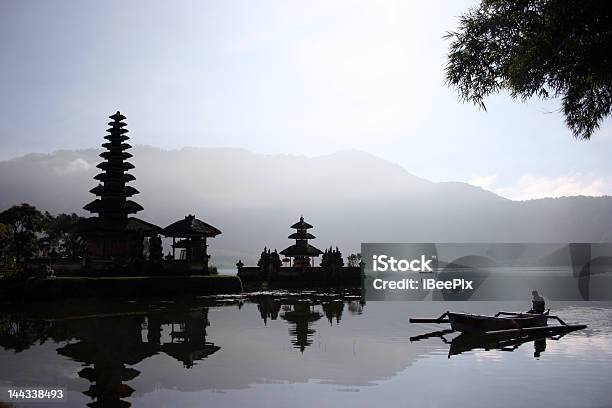 Foto de Reflexos No Lago Bratan e mais fotos de stock de Azul - Azul, Bali, Depressão - Características da terra