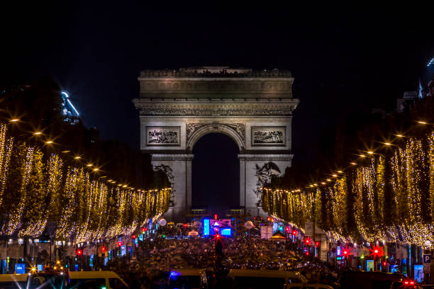 tempo di natale, la decorazione lungo l'avenue des champs elysees con l'arco di trionfo sullo sfondo a parigi, francia - arc arc de triomphe paris france street foto e immagini stock