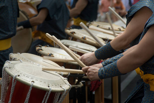 tail coat trommeln - taiko drum stock-fotos und bilder