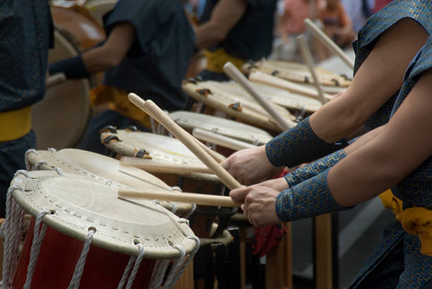 tambores taiko - profesiones del espectáculo fotografías e imágenes de stock