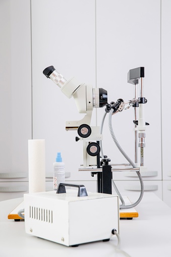 Slit lamp microscope used to view the structures of the eye, such as the cornea, iris, and lens