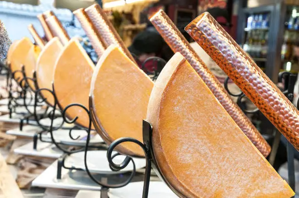Raclette cheese at the Tuileries Christmas market in Paris, in France. November 20, 2022.