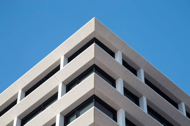 um resumo de um edifício com céu azul em um dia ensolarado. - industrial district - fotografias e filmes do acervo