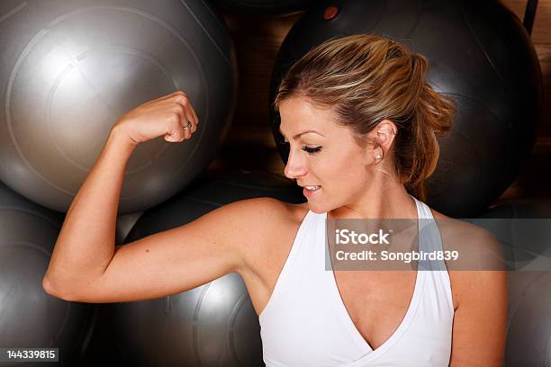 Músculo De Desenvolvimento - Fotografias de stock e mais imagens de Adulto - Adulto, Beleza, Bola de Exercício