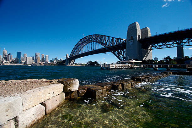 сиднейский харбор - the rocks sydney harbor sydney australia new south wales стоковые фото и изображения