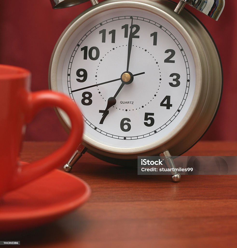 Kaffeetasse und Wecker - Lizenzfrei Auf die Uhr sehen Stock-Foto