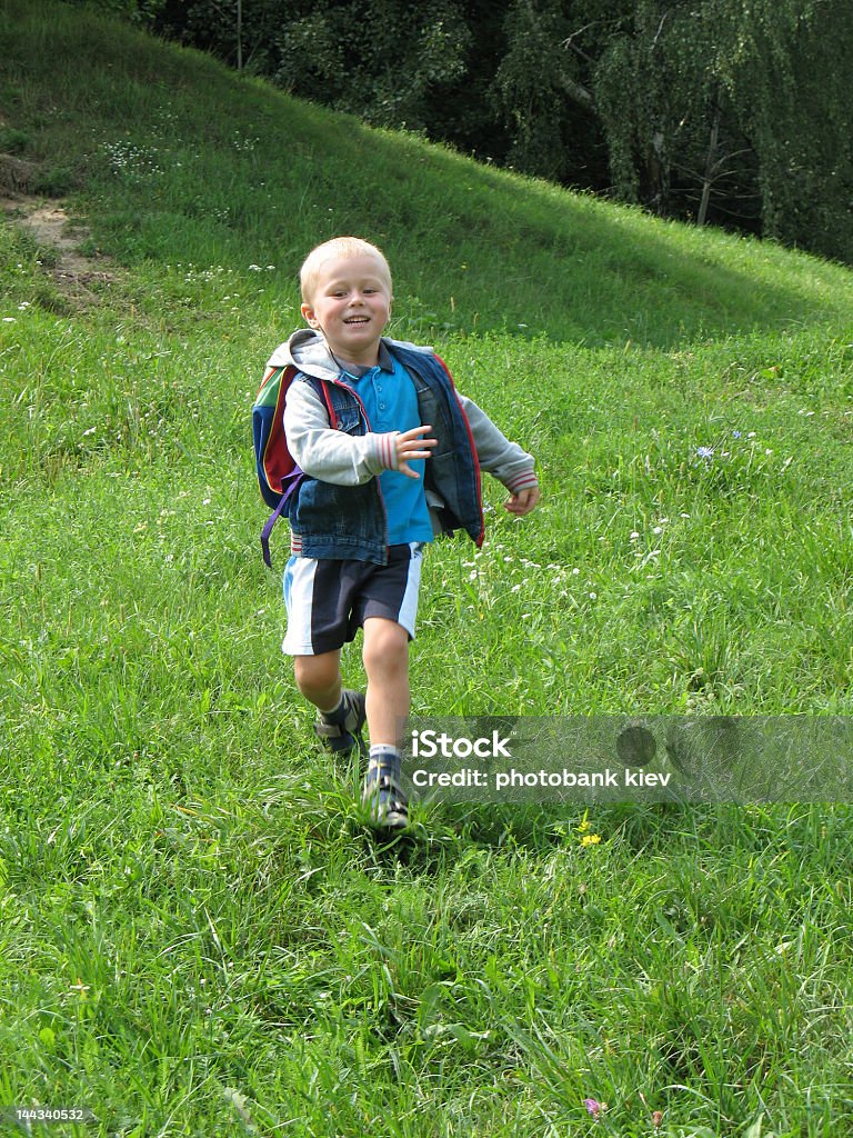 Menino running Infantário - Royalty-free Cor verde Foto de stock