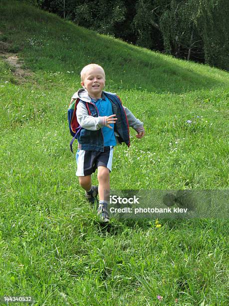 Menino Running Infantário - Fotografias de stock e mais imagens de Cor verde - Cor verde, Criança, Pasta escolar