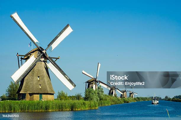 Bellissimo Panorama Di Mulino A Vento Olandese - Fotografie stock e altre immagini di Paesi Bassi - Paesi Bassi, Turbina a vento, Cultura olandese