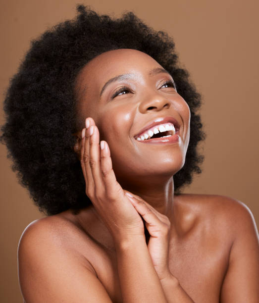 Beauty skincare, self care and face of black woman happy with healthcare routine, spa wellness and natural cosmetics. Salon afro hair care, skin glow and aesthetic African model with facial makeup cuidado de la piel de belleza, cuidado personal y rostro de mujer negra feliz con rutina de salud, bienestar de spa y cosméticos naturales. salón afro cuidado del cabello, brillo de la piel y estética modelo africana con maquillaje facial