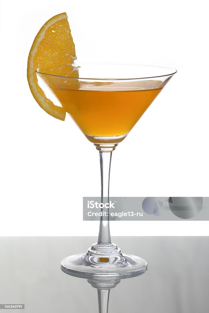 Verre à cocktail avec de l'orange cocktail et une feuille de citron - Photo de Divertissement - Plaisir libre de droits