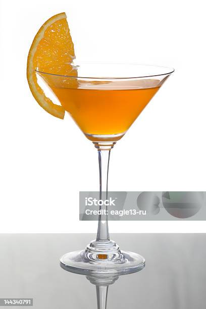 Photo libre de droit de Verre À Cocktail Avec De Lorange Cocktail Et Une Feuille De Citron banque d'images et plus d'images libres de droit de Divertissement - Plaisir