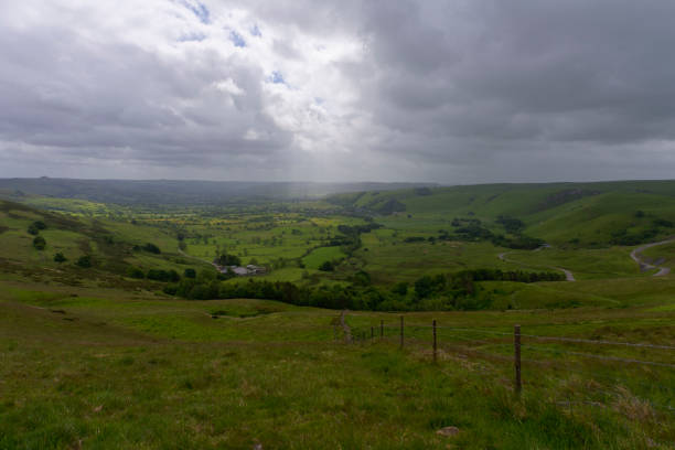 dia escuro e enevoado em mam tor em derbyshire. - mam tor - fotografias e filmes do acervo