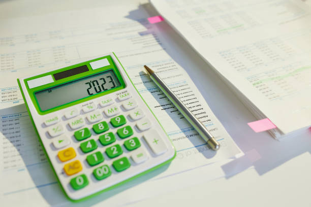 tempo fiscale. calcolatrice e documenti sulla scrivania - tax tax form calculator form foto e immagini stock