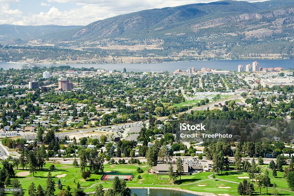 Kelowna, en Colombie-Britannique (vue aérienne - Photo de Horizon urbain libre de droits