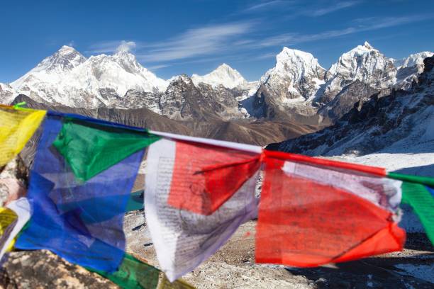 montes everest lhotse makalu con banderas de oración budistas - renjo la fotografías e imágenes de stock