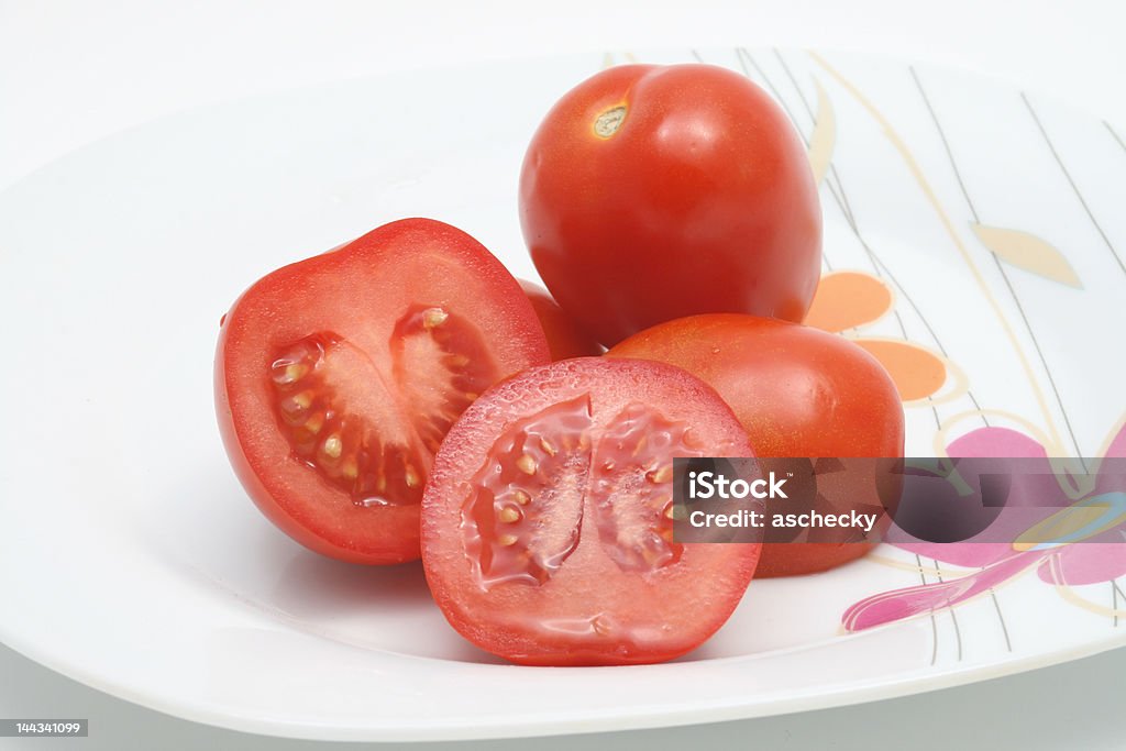 Rosso a fette pomodori su un piatto - Foto stock royalty-free di Alimentazione sana