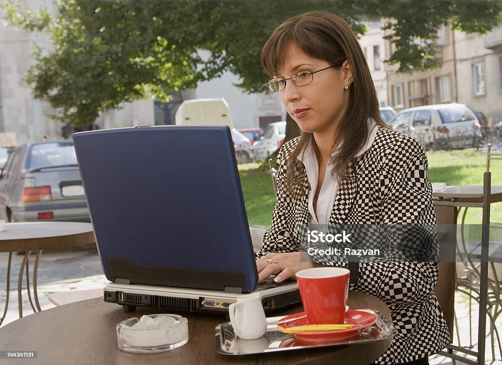 Trabajando en la terraza - Foto de stock de A la moda libre de derechos