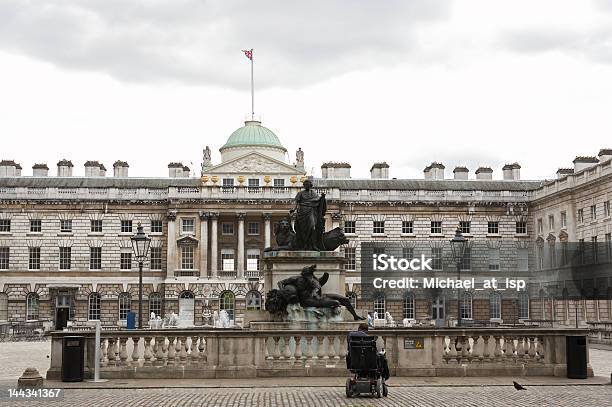 Homem Em Cadeira De Rodas Na Frente Da Somerset House Fonte Londres - Fotografias de stock e mais imagens de Palácio de Justiça