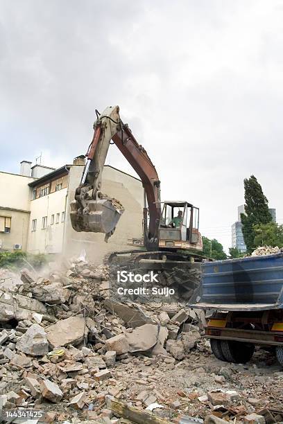 Demoler Foto de stock y más banco de imágenes de Aplastado - Aplastado, Cavadora mecánica, Construir