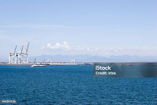 Grúas En Puerto De Vancouver Foto de stock y más banco de imágenes de Agua - Agua, Aire libre, Azul