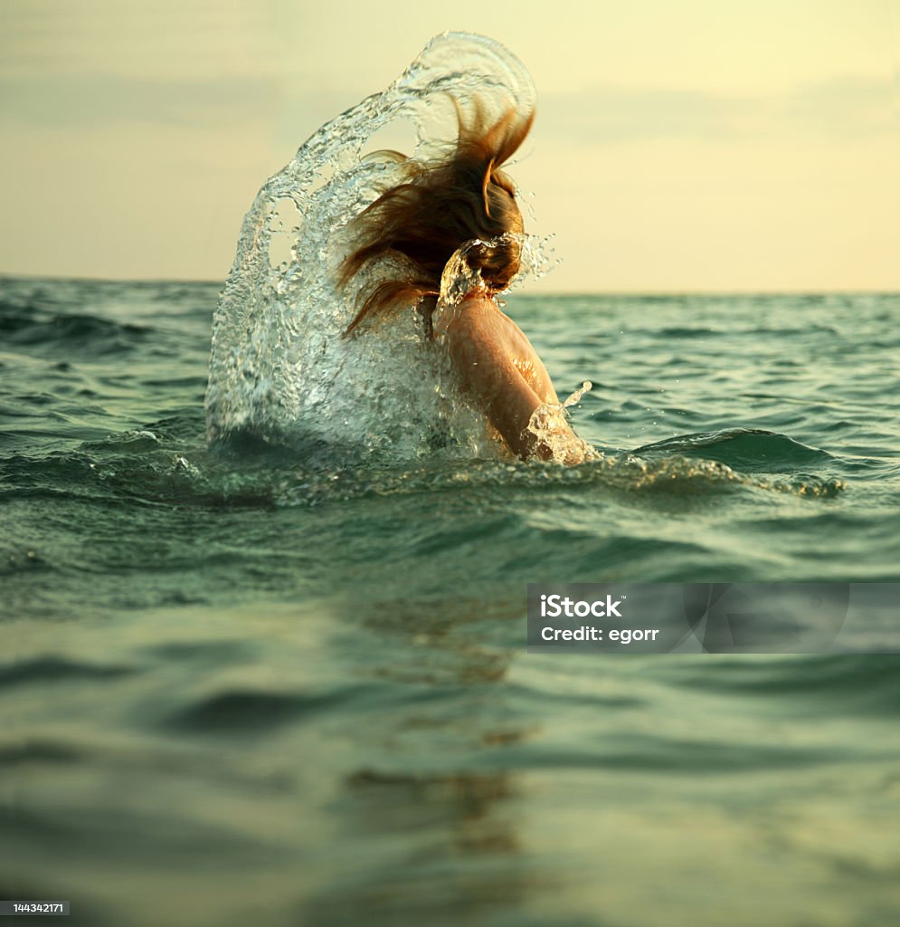 Ragazza in onde del mare - Foto stock royalty-free di Abbronzatura