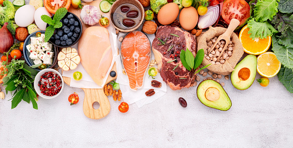Concepto de dieta cetogénica baja en carbohidratos. Ingredientes para la selección de alimentos saludables configurados sobre fondo de hormigón blanco. photo