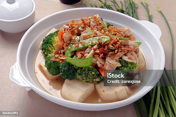 Foto de Prato De Legumes E Tofu e mais fotos de stock de Alho - Alho, Alimentação Saudável, Brócolis