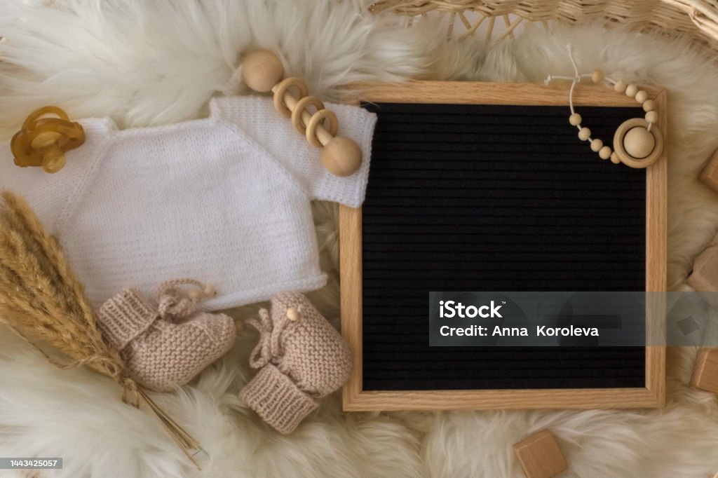 letter-board-baby-announcement-with-basket-baby-clothing-mock-up-space-for-design-pregnancy