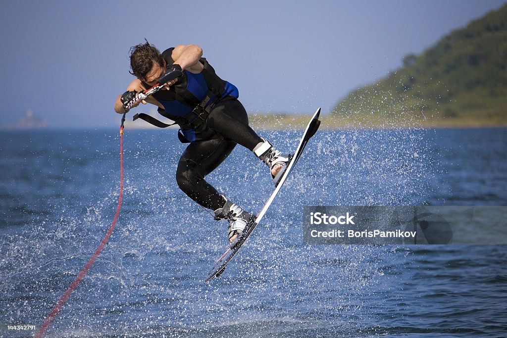 Saltare in acqua splash wakeboarder - Foto stock royalty-free di Mezzo di trasporto marittimo