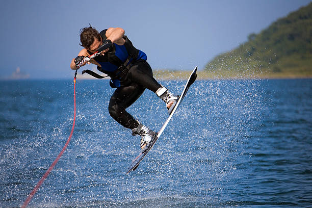 saltare in acqua splash wakeboarder - wakeboarding nautical vessel wake jumping foto e immagini stock
