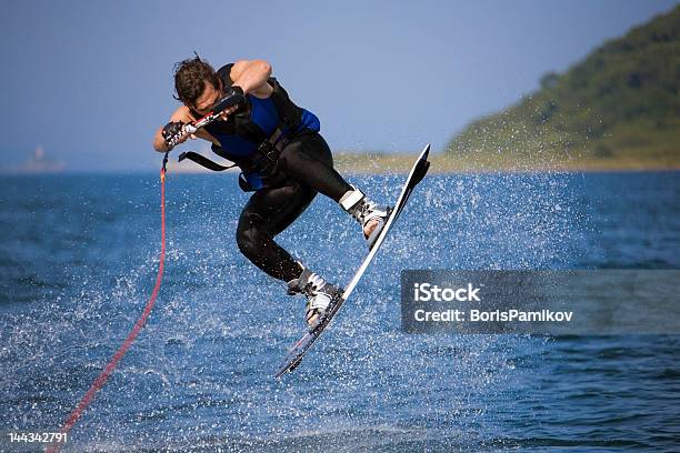 Wakeboarder Saltos Em Água Splash - Fotografias de stock e mais imagens de Veículo Aquático - Veículo Aquático, Wakeboard, Acordar