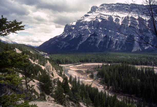 národní park banff - banff hoodoos & tunnel mountain - 1985 - 1985 fotky - stock snímky, obrázky a fotky
