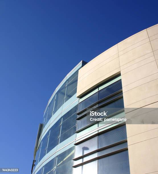 Foto de Arquitetura Moderna e mais fotos de stock de Edifício Comercial - Edifício Comercial, Céu - Fenômeno natural, Abstrato