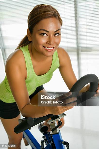 Mujer Ejercicio Foto de stock y más banco de imágenes de 30-34 años - 30-34 años, 30-39 años, Actividades recreativas