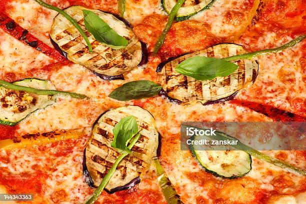Pizza - Fotografias de stock e mais imagens de Alimentação Saudável - Alimentação Saudável, Azeitona, Beringela