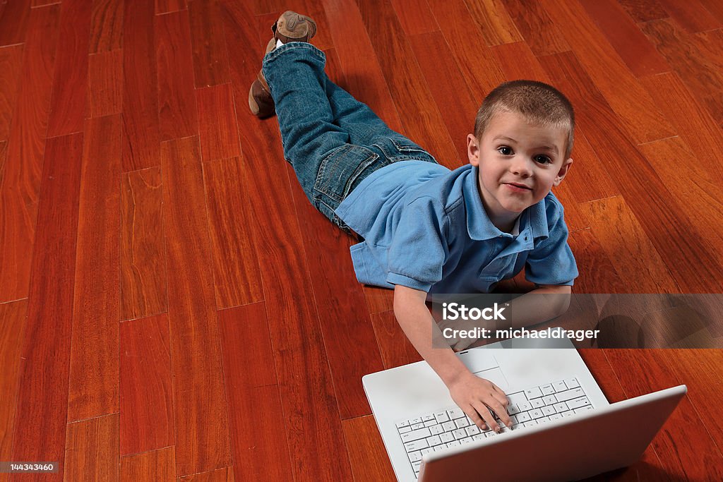 Enfant sur un ordinateur portable - Photo de Adolescent libre de droits