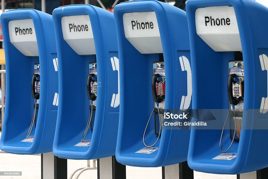 Quatre cabines téléphoniques bleu - Photo de Accident et désastre libre de droits