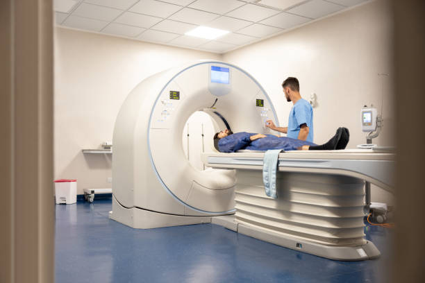 médico preparando a un paciente para una exploración médica en el hospital - mri scan radiologist cat scan cat scan machine fotografías e imágenes de stock