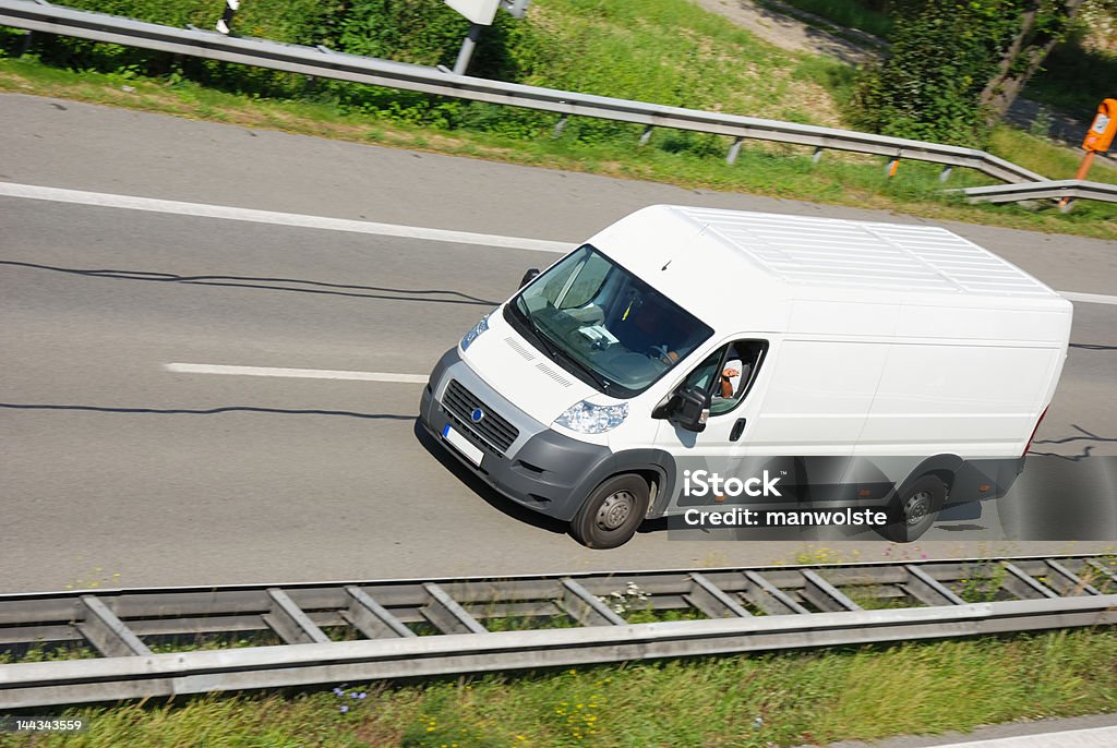 Blanco camión de reparto por la carretera - Foto de stock de Furgoneta de Reparto libre de derechos