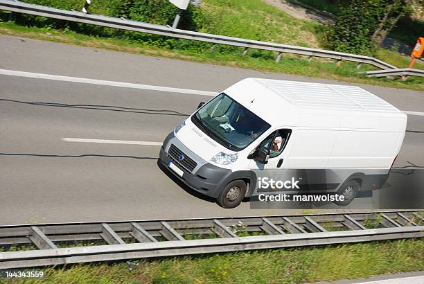 Consegna Bianco Camion Sullautostrada - Fotografie stock e altre immagini di Furgone per le consegne - Furgone per le consegne, Veduta dall'alto, Bianco