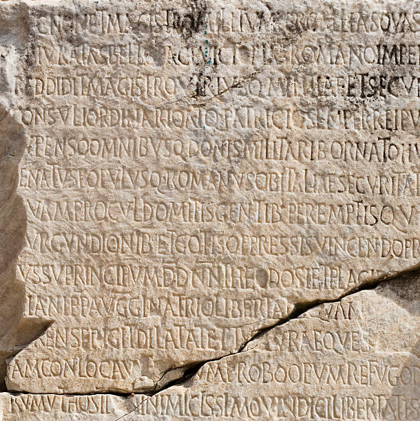 vecchia scrittura latina in pietra (roma - ancient rome text latin script roman foto e immagini stock