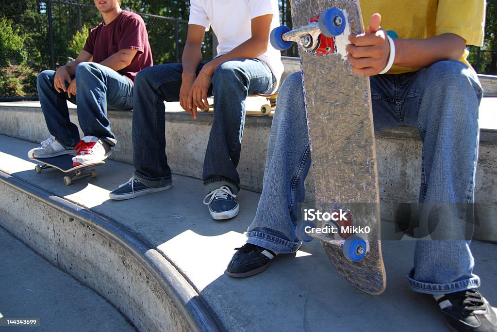 Скейтбордистов в состоянии покоя - Стоковые фото Аир роялти-фри