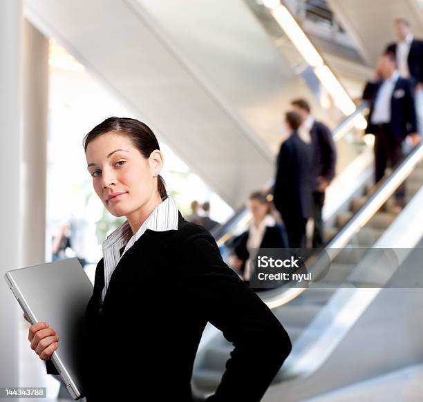 Business Lifestyle Stockfoto und mehr Bilder von Eingangshalle - Gebäudeteil - Eingangshalle - Gebäudeteil, Eleganz, Geschäftsfrau