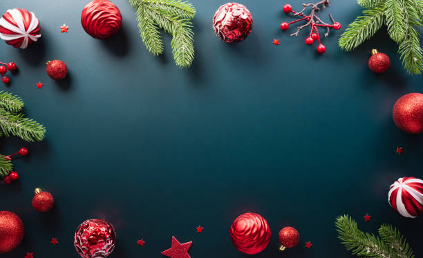 рождественская и новогодняя фоновая концепция. вид сверху на рождественский шар, рождественский брэнс, звезду и снежинку на темном фоне. - reindeer christmas decoration gold photography стоковые фото и изображения