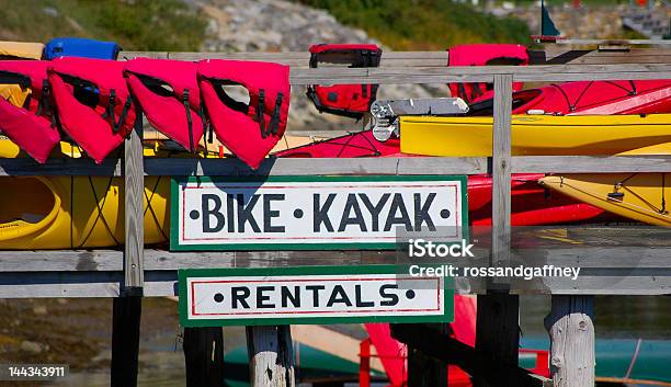 Каяк Знак На Велосипеде — стоковые фотографии и другие картинки Мэн - Мэн, Boothbay Harbor, Кататься на велосипеде