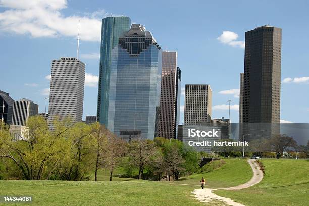 Ścieżki W Parku Prowadzące Do Panoramę Miasta - zdjęcia stockowe i więcej obrazów Bicykl - Bicykl, Houston - Stan Teksas, Architektura