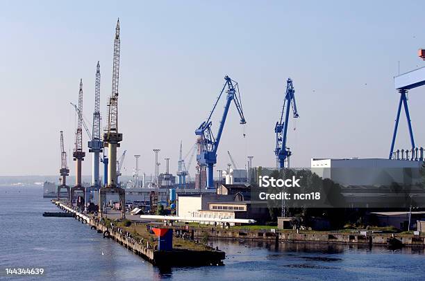 Shipyard Foto de stock y más banco de imágenes de Alto - Descripción física - Alto - Descripción física, Astillero, Azul