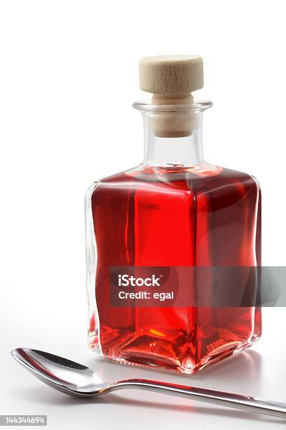 Bottiglia Con Medicina Rosso - Fotografie stock e altre immagini di Barattolo di vetro - Barattolo di vetro, Bianco, Bicchiere